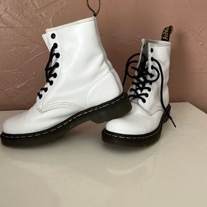 Worn Twice White size 7 Doc Martin Lace Up Boots